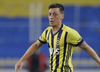 Përplasi këpucët në tokë, Ozil kërkon falje, por drejtuesit e Fenerbahces s’bëjnë pas