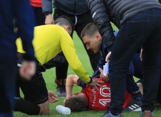 Shmanget tragj.edia në ndeshjen e Teutës, gjyqtari dhe fizioterapisti shpëtojnë lojtarin e Football Republic