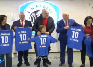 Bënë të mundur ndërtimin e ‘Kukësi Arena’, Gjici u dhuron Ramës e Dukës fanellat me numrin 10