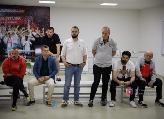 Presidenti Xhaferi pranë skuadrës. I jep mbështetjen e tij maksimale