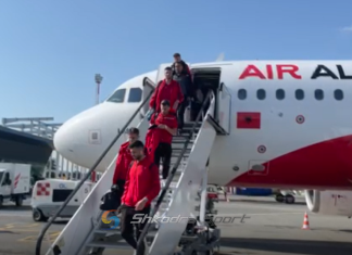 Nga avioni në fushë pas 5 orë udhëtimi, Kombëtarja mbërrin në Tiranë