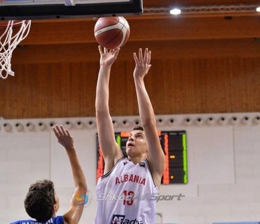 Basketbollisti shkodran Veton Gjeçaj jep kontributin e tij në vendin e parë të Shqipëria U18 në San Marino