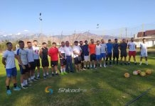 Veleçiku ‘nis vrapin’. Presidenti Marinaj prezanton trajnerin Dritan Smajli para skuadrës