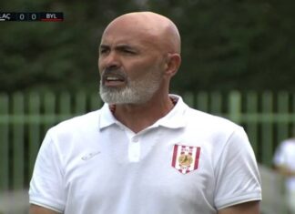 ‘Jemi në Laç, Kisha e Laçit na ndihmoi’! Trajneri i Bylisit duartroket lojtarët për fitoren: Nga e hëna në të dielën vetëm punojnë…