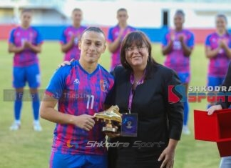 EMOCION/ Megi Doçi merr trofeun e ‘Këpucës së Artë’