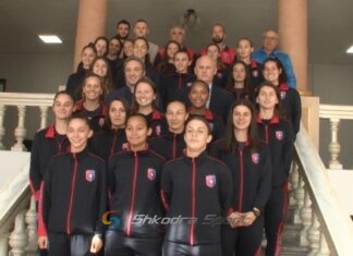 VIDEO/ Kryebashkiaku Spahia pret Vllazninë e femrave dhe u premton një fushë stërvitje