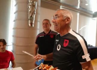 Festoi 77-vjetorin, por s’ka shijuar ende trofeun e parë. Reja: Vazhdoj të drejtoj, Shqipëria më argëton