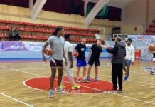 Mbërrin edhe amerikani i tretë, por shtyhet prezantimi i tyre dhe i donatorëve