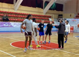 Mbërrin edhe amerikani i tretë, por shtyhet prezantimi i tyre dhe i donatorëve