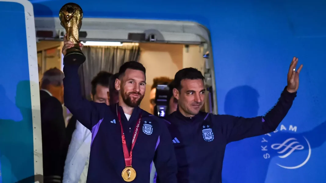 argentina-lionel-messi-e-lionel-scaloni-atterrano-a-buenos-aires-con-la-coppa-del-mondo_1at0bidyvj8jj1acg5qaws7axq