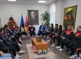 VIDEO/ Ministrja Evis Kushi pritje të veçantë për Vllazninë e femrave në zyrën e saj