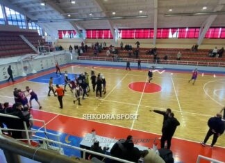 BASKETBOLL/ Vllaznia U18 fiton në shtesë përmes shumë emocionesh ‘Goga Basket’