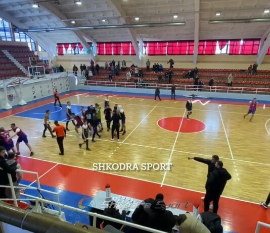 BASKETBOLL/ Vllaznia U18 fiton në shtesë përmes shumë emocionesh ‘Goga Basket’