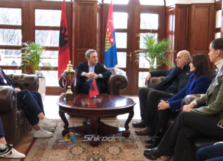 VIDEO/ Kryebashkiaku Spahia pret në zyrën e tij kampionet e basketbollit