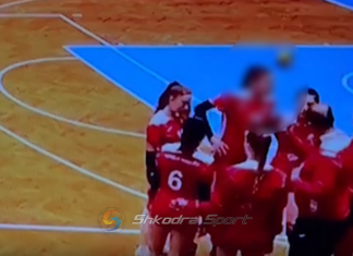 SKANDAL! Gjest i rëndë, trajneri godet me shpullë lojtaren e tij / VIDEO