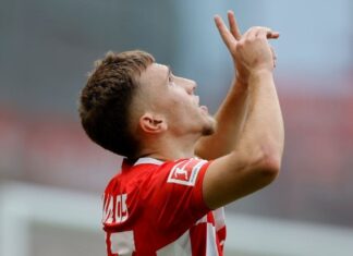 Formë e shkëlqyer e 19 vjeçarit shkodran Brajan Gruda. Shënon në miqësoren ndaj anglezëve të Burnley