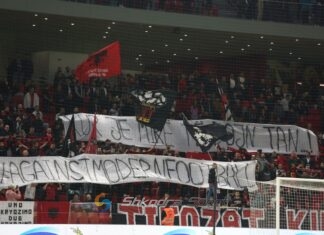 FOTOLAJM/ “Kur je mirë, të dojn tan”, tifozët kuqezi me banderolë speciale për Kombëtaren