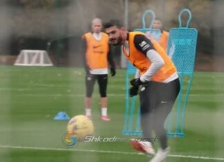 VIDEO/ Sylvinho nuk e grumbulloi, Chelsea publikon Armando Brojën duke shënuar gola në stërvitje