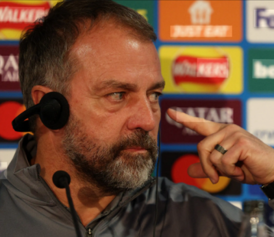 ‘Disa njerëz nuk e kuptojnë’: Hansi Flick shpjegon më në fund taktikën e vijës së lartë