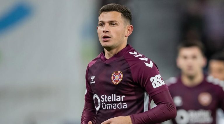 11 minuta lojë për sulmuesin shkodran, Hearts vazhdon të fitojë dhe të kryesojë në Skoci
