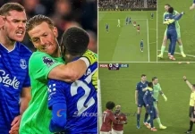 Skenë skandaloze në ndeshjen e Ligës Premier – lojtari i Evertonit godet me shuplakë shokun e skuadrës, merr karton të kuq