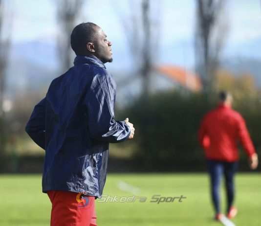 U tha se kishte mbyllur vitin, por Bismark Charles shfaqet në stërvitje me Vllazninë